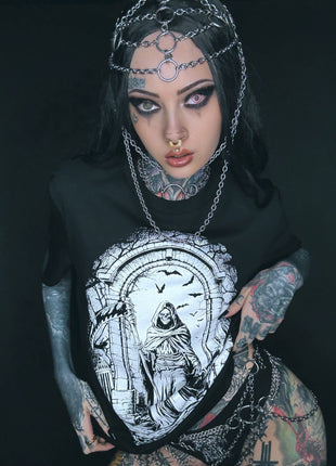 Schwarzes T-Shirt im Gothic-Stil.