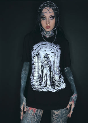 Schwarzes T-Shirt mit einer Gothic-Illustration.