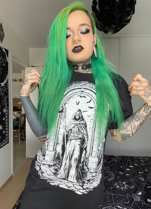 Schwarzes T-Shirt im Gothic-Stil.