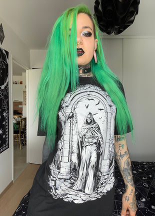 Schwarzes T-Shirt-Kleid mit Gothic-Muster.